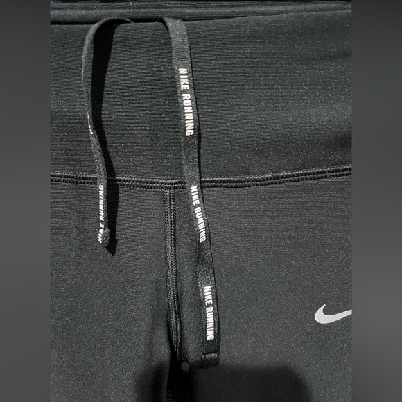 Nike Women's Black Leggings Cropped Length Size S EUC Running Workout Light - Picture 3 of 4
